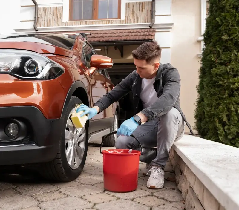 Lavage auto à domicile Soisy-sous-Montmorency : professionnel intervenant sur un véhicule